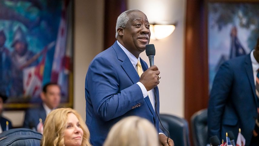 El congresista estatal republicano Webster Barnaby.