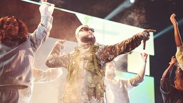 Farruko se presenta en el escenario del Coliseo de Puerto Rico José Miguel Agrelot el 20 de julio 2023 en la vigésima edición de Premios Juventud. Esta semana, el cantante unió fuerzas con el artista colombiano Hamilton en el tema La Ruta.