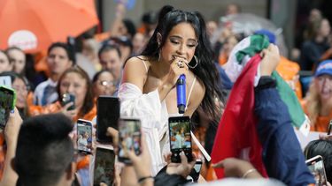 Becky G durante su presentación en el programa Today de NBC en la Plaza Rockefeller el 25 de agosto de 2023, en Nueva York.