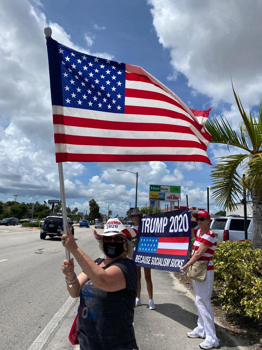 Mujeres en Miami mostraron pancartas en apoyo al presidente Donald Trump.&nbsp;