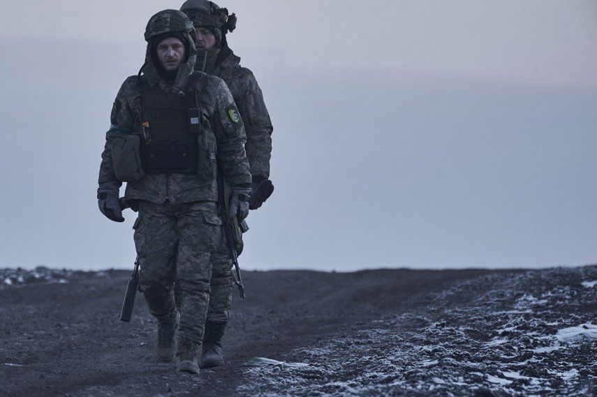 Soldados ucranianos se dirigen a sus posiciones en el frente, cerca de Bájmut, en la provincia de Donetsk, Ucrania, el 9 de febrero de 2023.&nbsp;