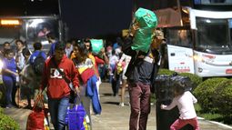 Los inmigrantes fueron trasladados en autobuses hasta el albergue Latife Salomão, inaugurado el pasado 24 de abril, y al de Santa Tereza, que tiene capacidad para 500 personas y fue abierto este domingo para recibir a los venezolanos.