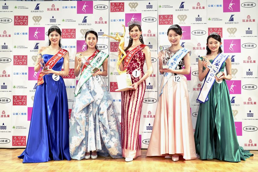 Concursantes, incluyendo a Karolina Shiino, centro, quien ganó el concurso Miss Japón Grand Prix, posan para un retrato tras el concurso en Tokio, el 22 de enero de 2024.