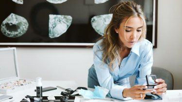 La joven diseñadora venezolana Constanza Viera García se abre cam,ino en el mundo de las gemas.&nbsp;