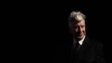 El director estadounidense David Lynch posa después de recibir un premio a la trayectoria durante el 12º Festival de Cine de Roma el 4 de noviembre de 2017 en Roma.&nbsp;