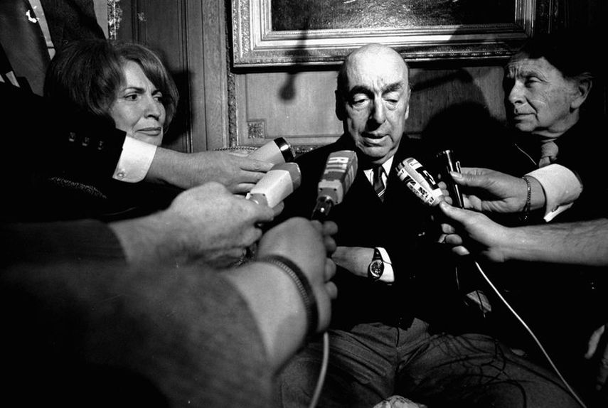 Esta foto de archivo del 21 de octubre de 1971 muestra a Pablo Neruda, poeta y entonces embajador de Chile en Francia, hablando con periodistas en Par&iacute;s despu&eacute;s de ser nombrado Premio Nobel de Literatura de 1971.&nbsp;