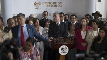 El presidente guatemalteco, Bernardo Arévalo (C), observa durante una conferencia de prensa al llegar al Congreso para presentar reformas legales que permitirían la destitución del fiscal principal del país, en la Ciudad de Guatemala el 6 de mayo de 2024.