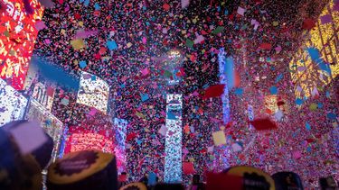 Times Square se llena de confeti para recibir el año nuevo, en Nueva York, el 1 de enero de 2023.