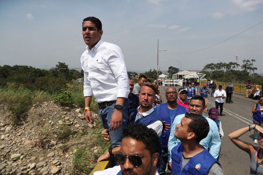 El diputado venezolano José Manuel Olivares (izq) es visto del lado colombiano del Puente Simón Bolívar, en la ciudad de Cúcuta, fronteriza con Venezuela, el 23 de febrero de 2019.