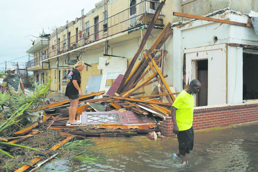 Las localidades cercanas a Panama City semejan campos bombardeados.
