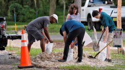 Los residentes llenan sacos de arena en el Edward Medard Conservation Park en preparación para una tormenta de fin de semana en Plant City, Florida.&nbsp;