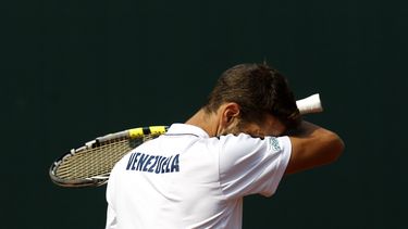 Ricardo Rodríguez, quien encabeza al equipo venezolano en la Copa Davis, se seca el sudor durante el enfrentamiento en la final del Grupo dos contra Chile