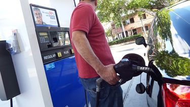 El precio de la gasolina depende de la oferta y la demanda, entre otros factores.