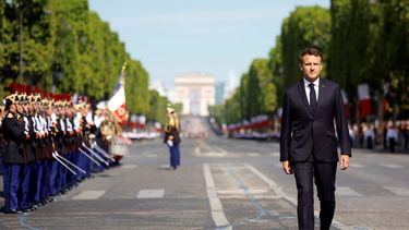 El presidente francés Emmanuel Macron repasa las tropas durante el desfile militar anual por el Día de la Bastilla, en París, el jueves 14 de julio de 2022.&nbsp;