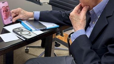 Edmundo González Urrutia sostuvo una llamada con Juan Pablo Guanipa, quien, tras ser excarcelado, recibió arresto domiciliario y se le impuso una tobillera electrónica. Su firmeza y serenidad son testimonio del compromiso democrático que muchos venezolanos mantienen aun en condiciones restrictivas, señaló