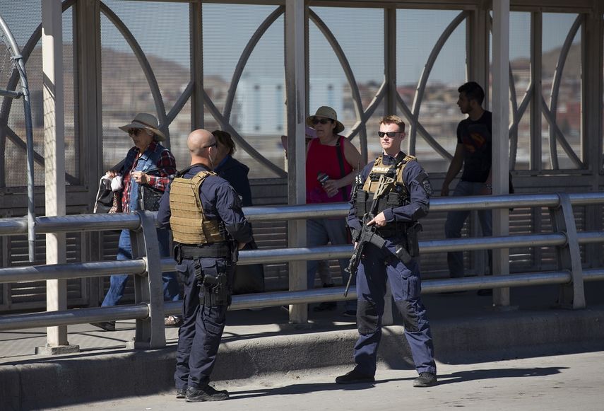En la foto de archivo del 16 de febrero de 2020, gente cruza a pie de El Paso, Texas, a Ciudad Juárez, México.&nbsp;