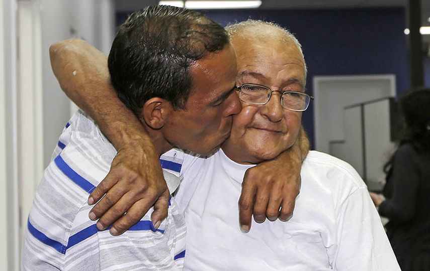 Joel Moreno (izquierda) besa a su padre, Luis Felipe Moreno, quien salió de Cuba en 1980 y a quien no veía desde entonces, el martes, 28 de octubre del 2014. Moreno, de 39 años, llegó a las costas de Florida el lunes tras