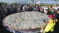 gigantesco pastel de limón para celebran el bicentenario del Condado Monroe.