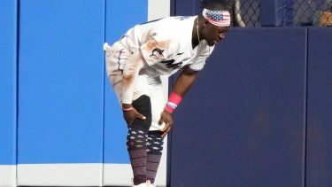 El jardinero central de los Marlins de Miami, Jonathan Davis, se toca la rodilla luego de sufrir una lesión en el quinto inning del juego del 4 de julio de 2023.