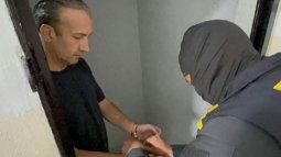 Momentos en el que el exministro de petróleo venezolano Tareck El Aissami es esposado por miembros de la Policía Nacional Anticorrupción.