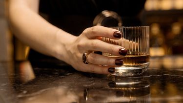 &nbsp;Una mujer consumiendo alcohol.