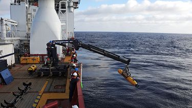 El barco australiano Ocean Shield levanta al robot sumergible Bluefin 21 después de terminar un día de búsqueda del avión perdido de Malaysia Airlines en el fondo del Océano Indico. (AP Foto/Armada de Estados Unidos, MC1 Peter D. Blair)