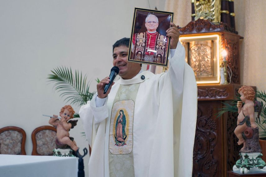 El padre Ramiro Castillo, vicario superior de los Agustinos del Norte, muestra una imagen que representa a Robert Francis Prevost, quien se convirtió en el Papa León XIV el 8 de mayo de 2025.