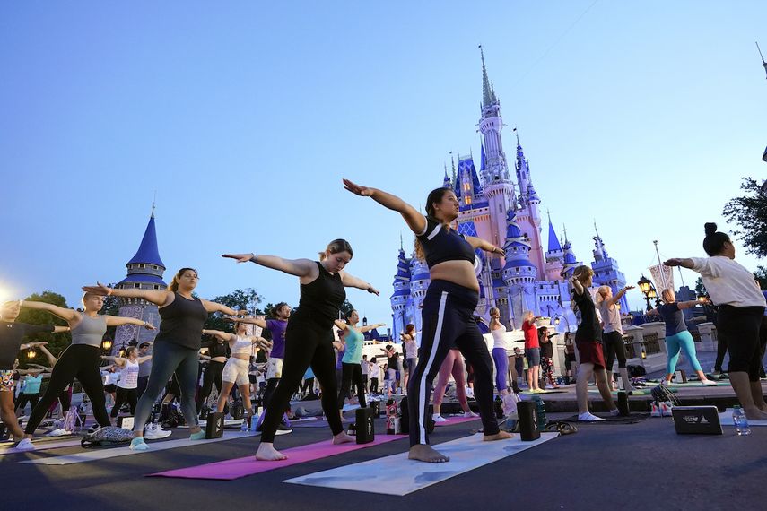 Imagen de la celebración del Día Internacional del Yoga frente al Castillo de Cenicienta en el parque Magic Kingdom de Walt Disney World, en Lake Buena Vista, Florida.&nbsp;