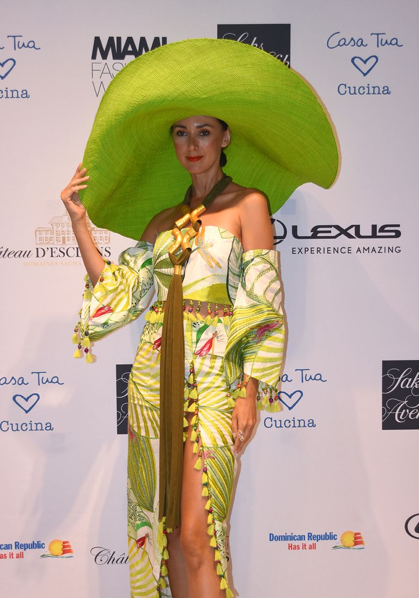 Una modelo muestra piezas de la diseñadora dominicana Giannina Azar.