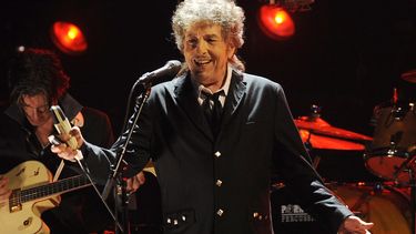 Bob Dylan dando un concierto en Los Angeles, el 12 de enero de 2012. Mujer que demandó al músico por abuso sexual abandona el caso.