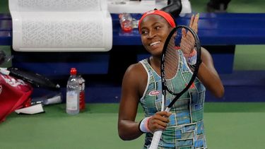 Mientras sus padres saltaban emocionados en sus asientos de primera fila y un ruidoso público local le respaldaba en el estadio Louis Armstrong, Gauff quedó perdiendo por un set y un quiebre. Estuvo otra vez un quiebre abajo en el tercer set, antes de derrotar 3-6, 6-2, 6-4 a la rusa Anastasia Potapova.