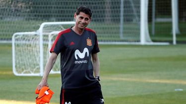 El nuevo seleccionador, que jugó 89 partidos con la selección, conoce bien a los jugadores jóvenes por su trabajo en la federación desde que se retiró en 2005.