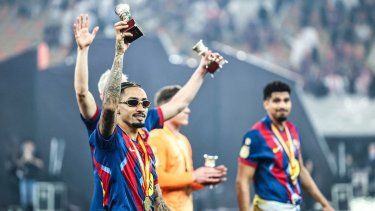 El atacante brasileño Raphinha, del Barcelona, celebra luego de ganar la Supercopa de España ante el Real Madrid, el 11 de enero de 2026.