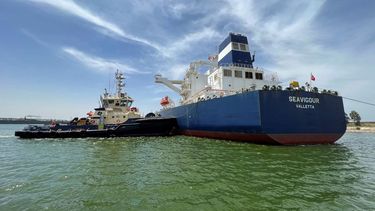 En imagen proporcionada por la Autoridad del Canal de Suez de Egipto, un remolcador empuja al buque petrolero Seavigour, con bandera de Malta, tras una falla mecánica en el kilómetro 12 (7,5 millas) del canal, en Egipto, el domingo 4 de junio de 2023.&nbsp;