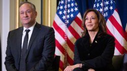 La exvicepresidenta Kamala Harris y su esposo Doug Emhoff. 