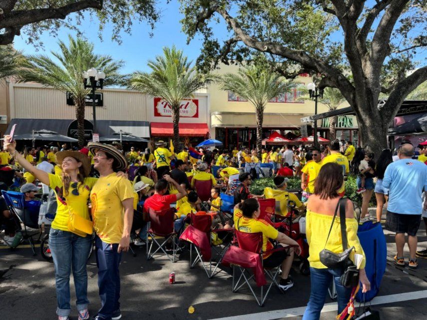 Seguidores de Colombia esperan el inicio de la final de Copa América en el Boulevard de Hollywood&nbsp;