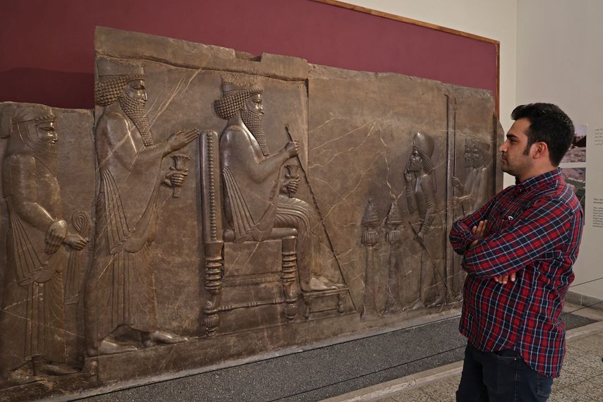Un aficionado al arte visita el National Museum of Iran en la capital persa. En Irán los museos reabrieron este domingo tras dos años de cierre a causa de la pandemia.&nbsp;