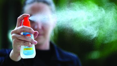 Aconsejan aplicar repelente, al menos cada tres horas, sobre la ropa y la piel descubierta.