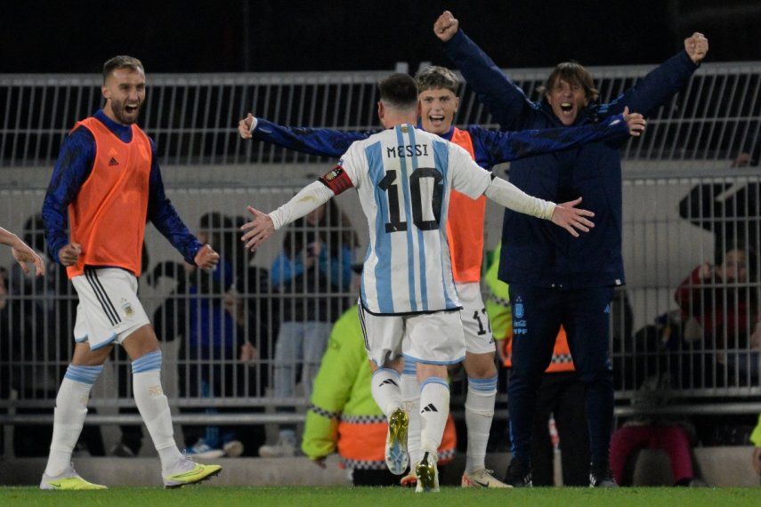 El delantero argentino Lionel Messi (C) celebra con el defensor German Pezzella (L), el delantero Alejandro Garnacho y el preparador físico del equipo Luis Martin (R) después de anotar un gol durante el partido de fútbol de las eliminatorias sudamericanas para la Copa Mundial de la FIFA 2026 entre Argentina y Ecuador, en el estadio Mas Monumental de Buenos Aires, el 7 de septiembre de 2023. &nbsp;