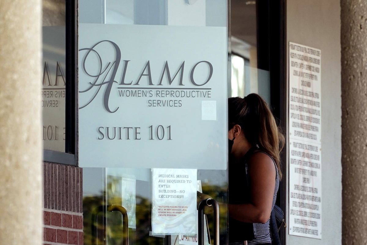 Una mujer ingresa a una clínica de Alamo Womens Reproductive Services, el jueves 7 de octubre de 2021, en San Antonio, Texas, un día después de que un juez federal suspendió una ley del estado que prohibía la mayoría de los abortos. Una mujer ingresa a una clínica de Alamo Womens Reproductive Services, el jueves 7 de octubre de 2021, en San Antonio, Texas, un día después de que un juez federal suspendió una ley del estado que prohibía la mayoría de los abortos.