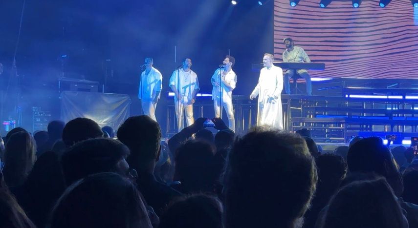 Del escenario al corazón del público: momentos del show de Miguel Bosé en Miami.