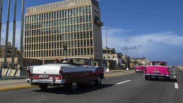 Autos circulan por la calle principal de la Embajada de EEUU en la Habana.