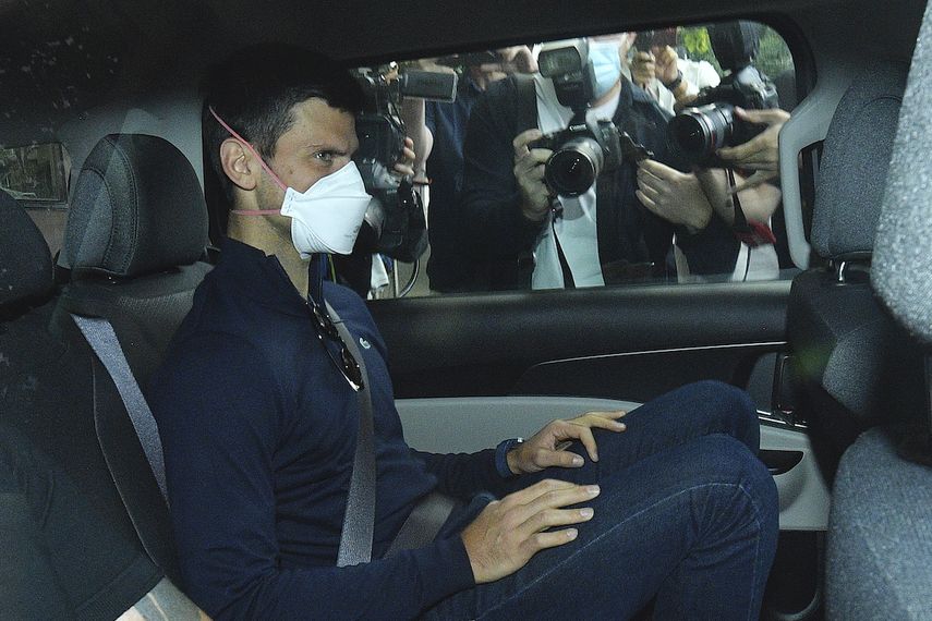 El tenista serbio Novak Djokovic es retirado en un vehículo de un centro de detención del gobierno, antes de asistir a una audiencia judicial en la oficina de sus abogados, el domingo 16 de enero de 2022.