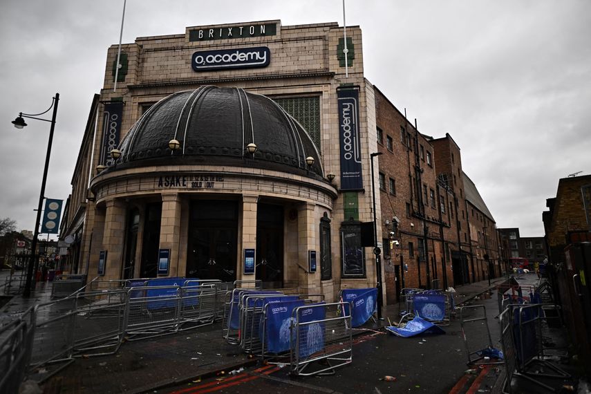 Una fotografía tomada el 19 de diciembre de 2022 muestra la sala de conciertos de la Academia O2 en Brixton, al sur de Londres, acordonada por la policía británica. Otra víctima murió en un concierto del cantante nigeriano Asake el 15 de diciembre.