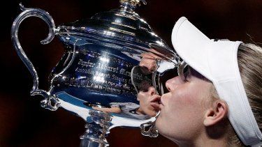 Caroline Wozniacki besa el trofeo de campeona del Abierto de Australia tras derrotar a Simona Halep en la final de tenis, el sábado 27 de enero de 2018.&nbsp;