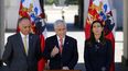 Fotograf&iacute;a del 30 de octubre de 2019 del presidente chileno Sebasti&aacute;n Pi&ntilde;era (cen.) en el palacio presidencial de La Moneda en Santiago, Chile.