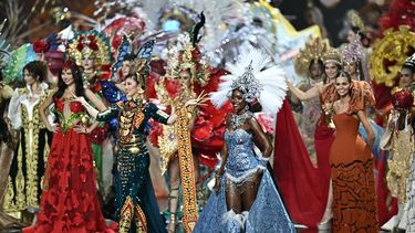 Miss Angola, Maria Da Cunha (al frente a la derecha), desfila por el escenario junto a otras concursantes durante la presentación de trajes nacionales de Miss Universo 2025 en Nonthaburi.