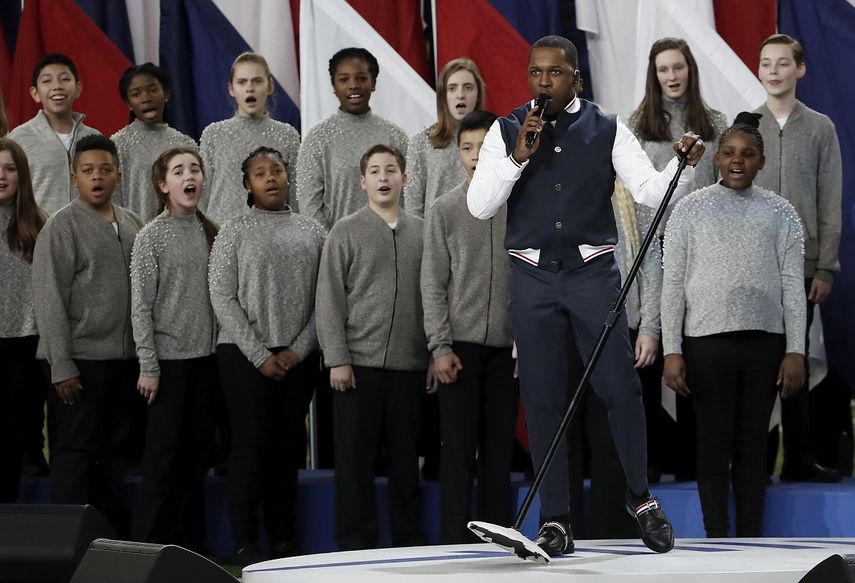 Leslie Odam Jr, canta America The Beautiful con jóvenes del coro Angélica Cantanti and ComMUSICation.