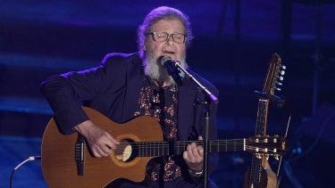 El compositor Gustavo Santaolalla durante su presentación en la 51 ceremonia de incorporación al Salón de la Fama de los Compositores en el Hotel Marriott Marquis de Nueva York el 16 de junio de 2022.