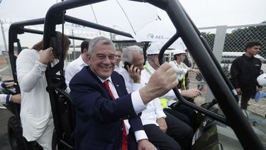Michael Kozak, secretario interino para Asuntos del Hemisferio Occidental de Estados Unidos, se sienta en un carrito para un recorrido por una nueva terminal de gas natural licuado en Col&oacute;n, Panam&aacute;, el viernes 18 de octubre de 2019. Kozak est&aacute; en Panam&aacute; en una visita de dos d&iacute;as para impulsar las inversiones.